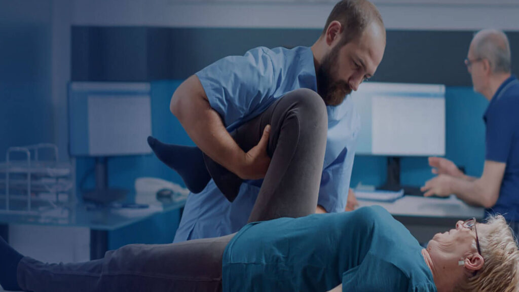 Profissional da saúde realizando procedimento com idosa em consultório