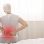 Senhora com dores na região lombar - Créditos: depositphotos.com / Koldunov 