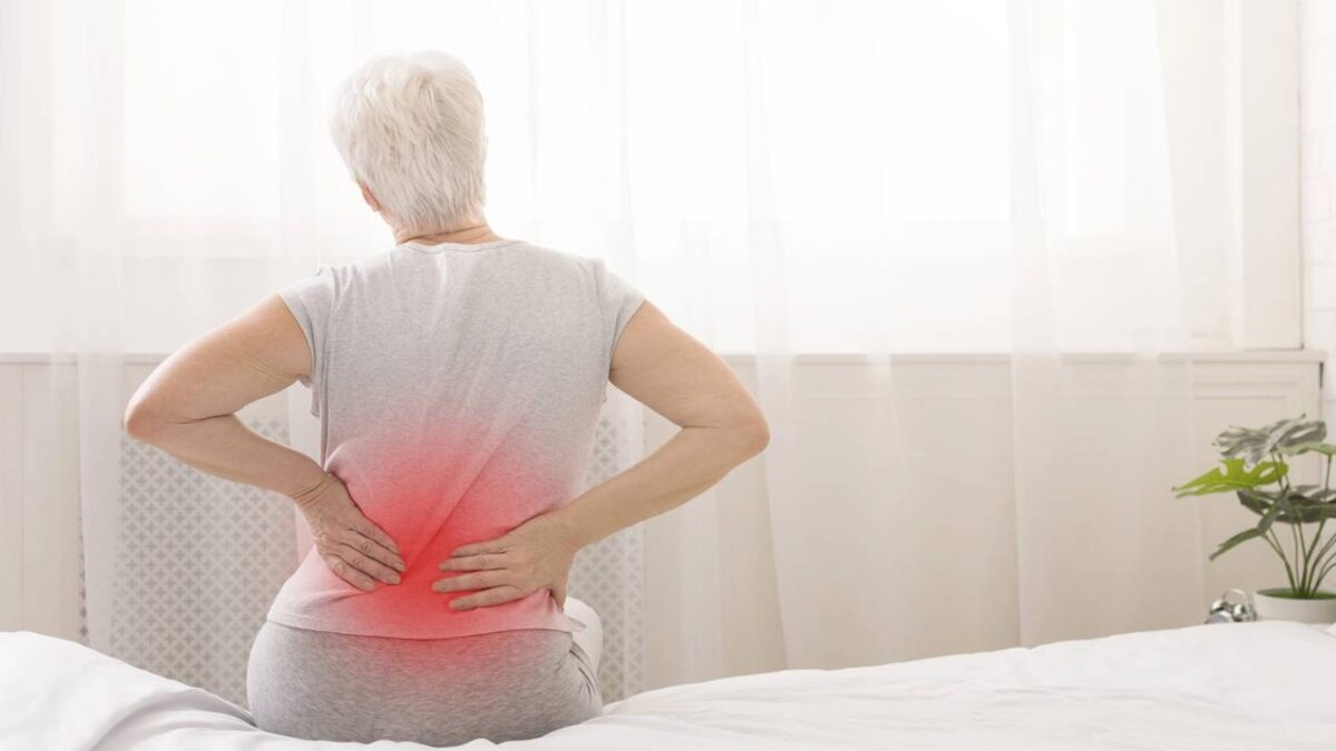 Senhora com dores na região lombar - Créditos: depositphotos.com / Koldunov 