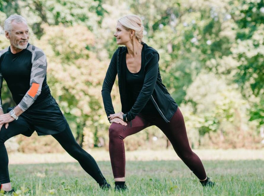 Casal se alongando ao ar livre