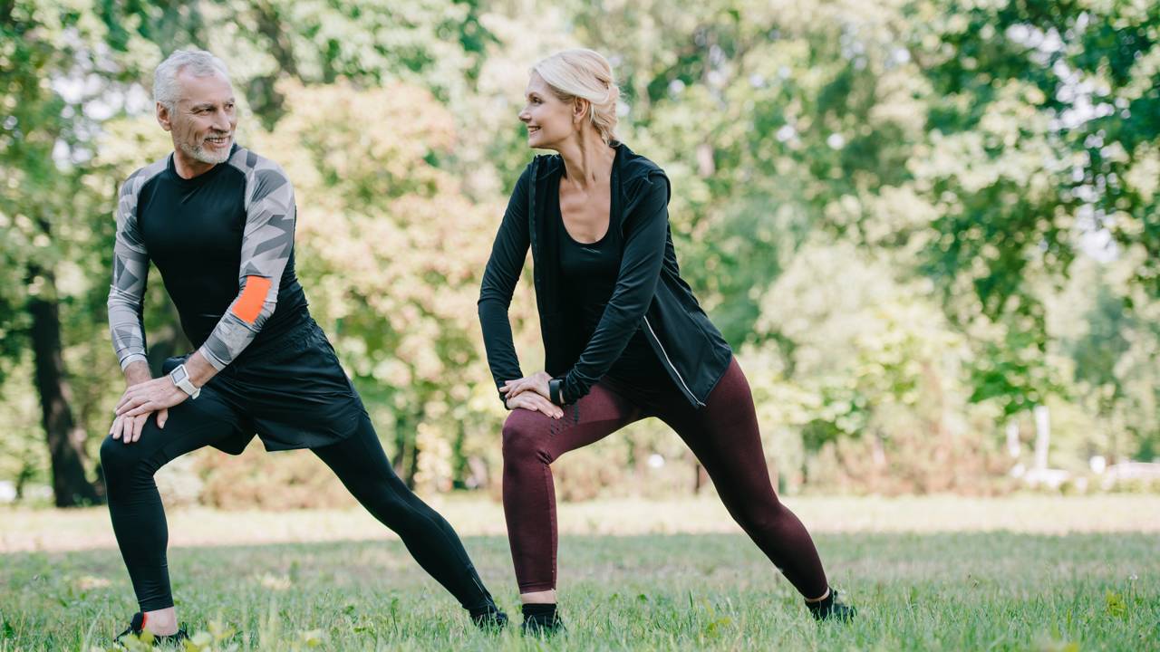 Casal se alongando ao ar livre