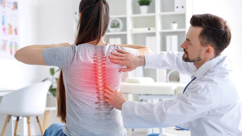 Fisioterapeuta analisando paciente em centro de reabilitação