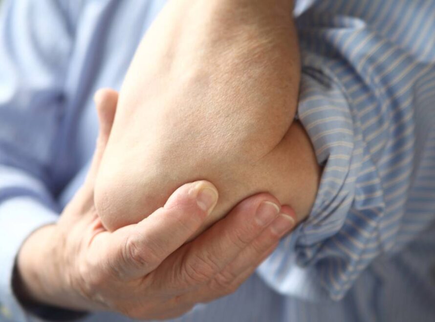 Homem com dor no cotovelo