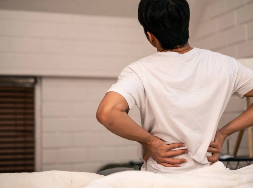 Homem com dores nas costas
