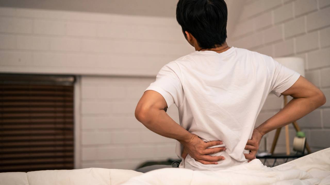 Homem com dores nas costas