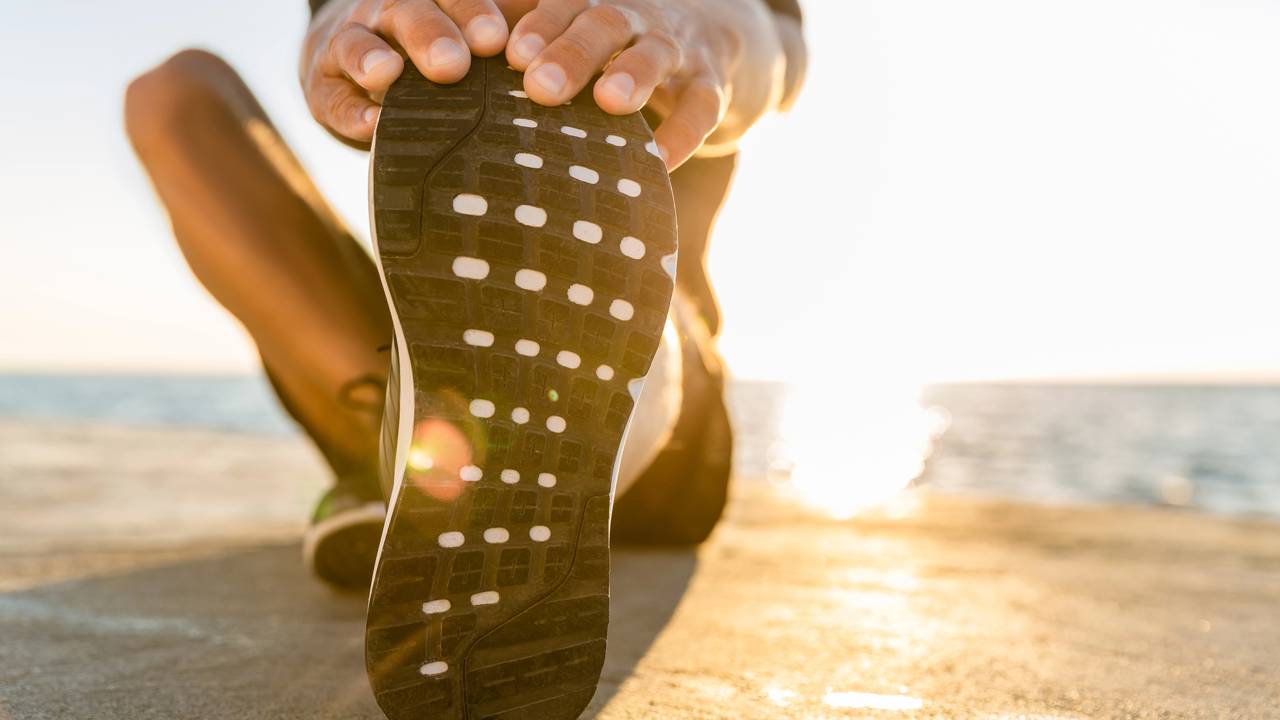 Homem realizando alongamento