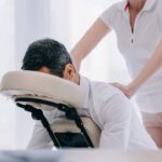 Homem recebendo massagem profissional