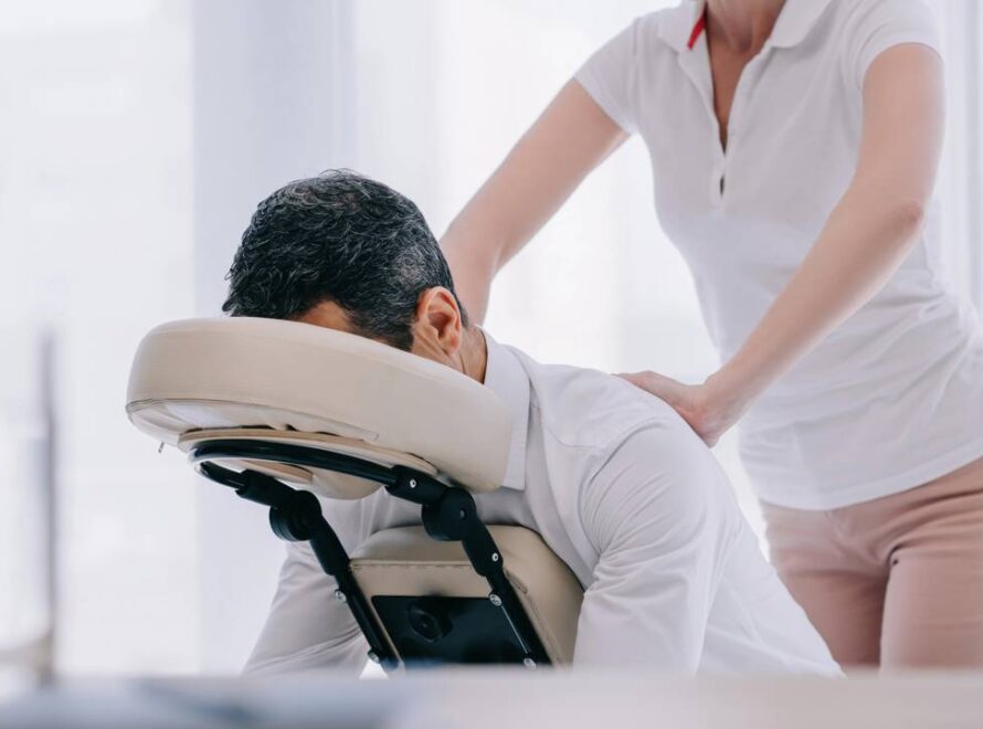 Homem recebendo massagem profissional