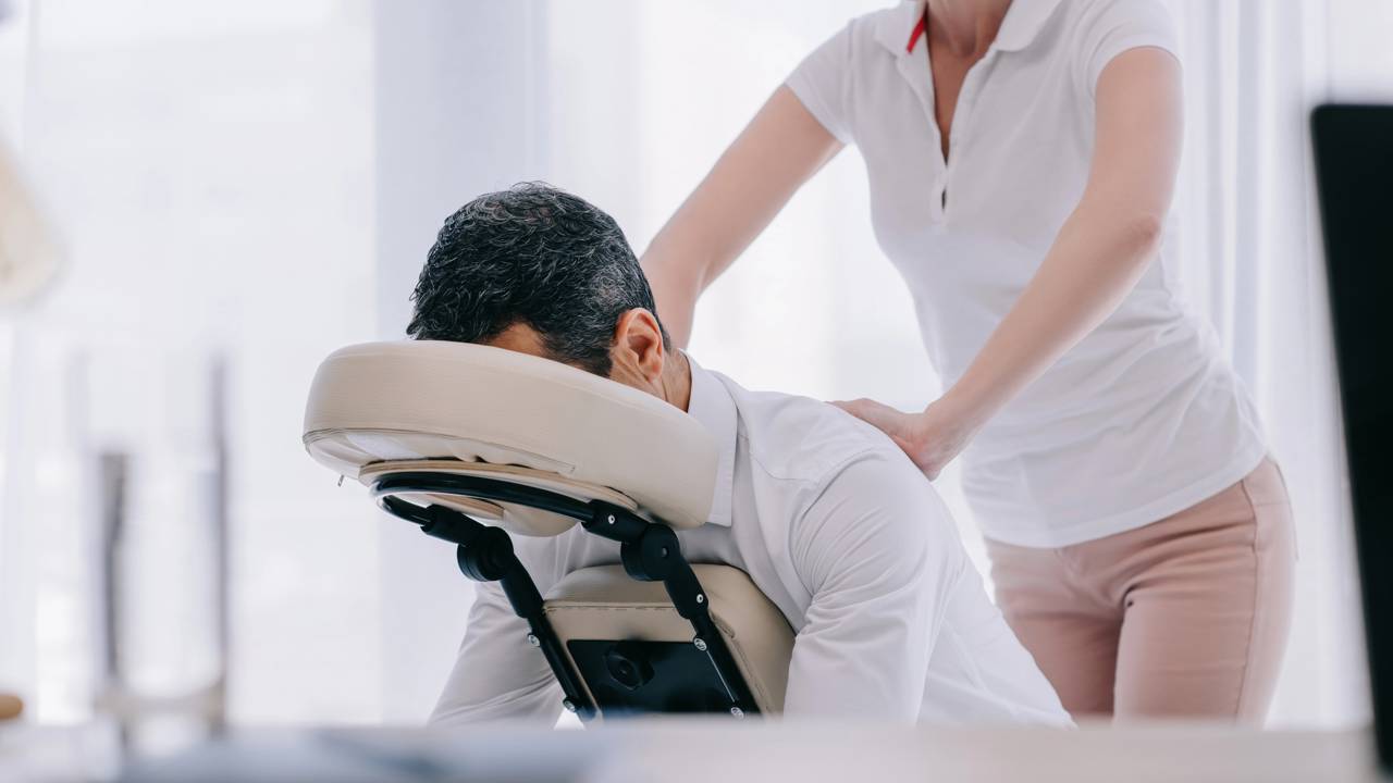 Homem recebendo massagem profissional