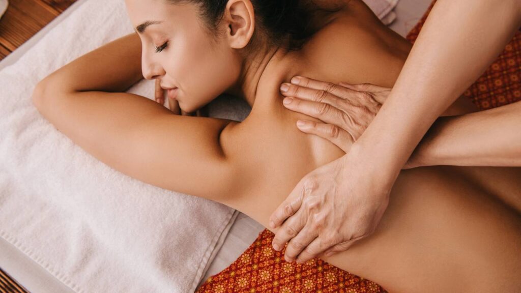 Homem recebendo massagem relaxante