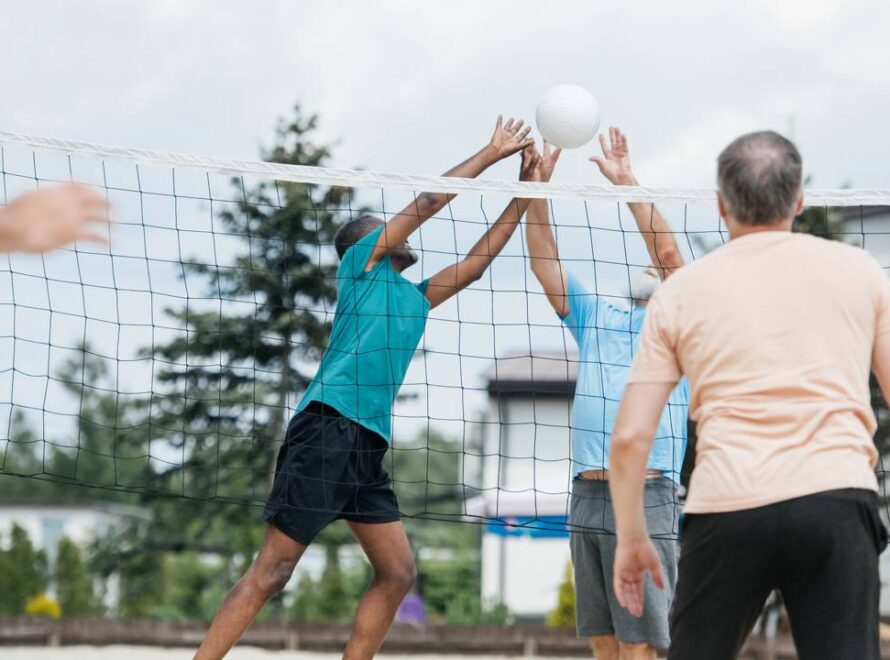 Homens praticando vôlei de praia
