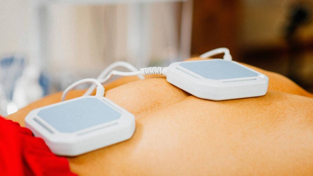 Ímãs posicionados nas costas de paciente para sessão de magnetoterapia