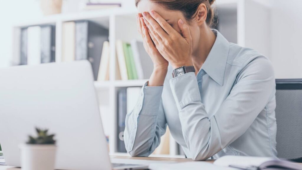 Mulher cobrindo o roto sob situação de estresse
