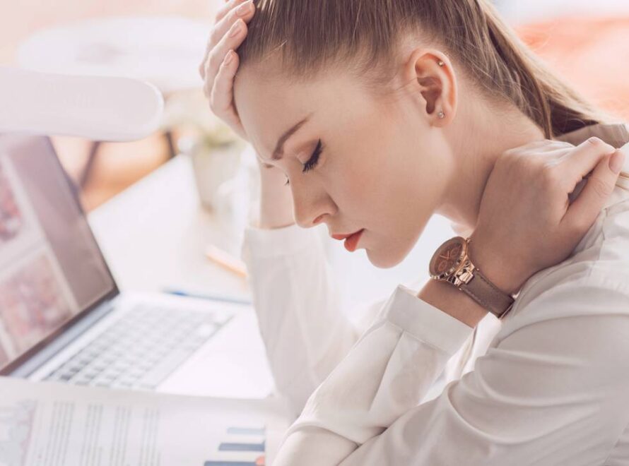 Mulher com dores de cabeça