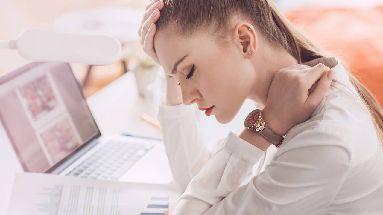 Mulher com dores de cabeça