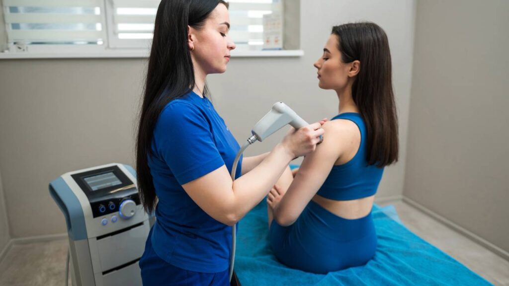 Mulher em sessão de Terapia de Ondas de Choque