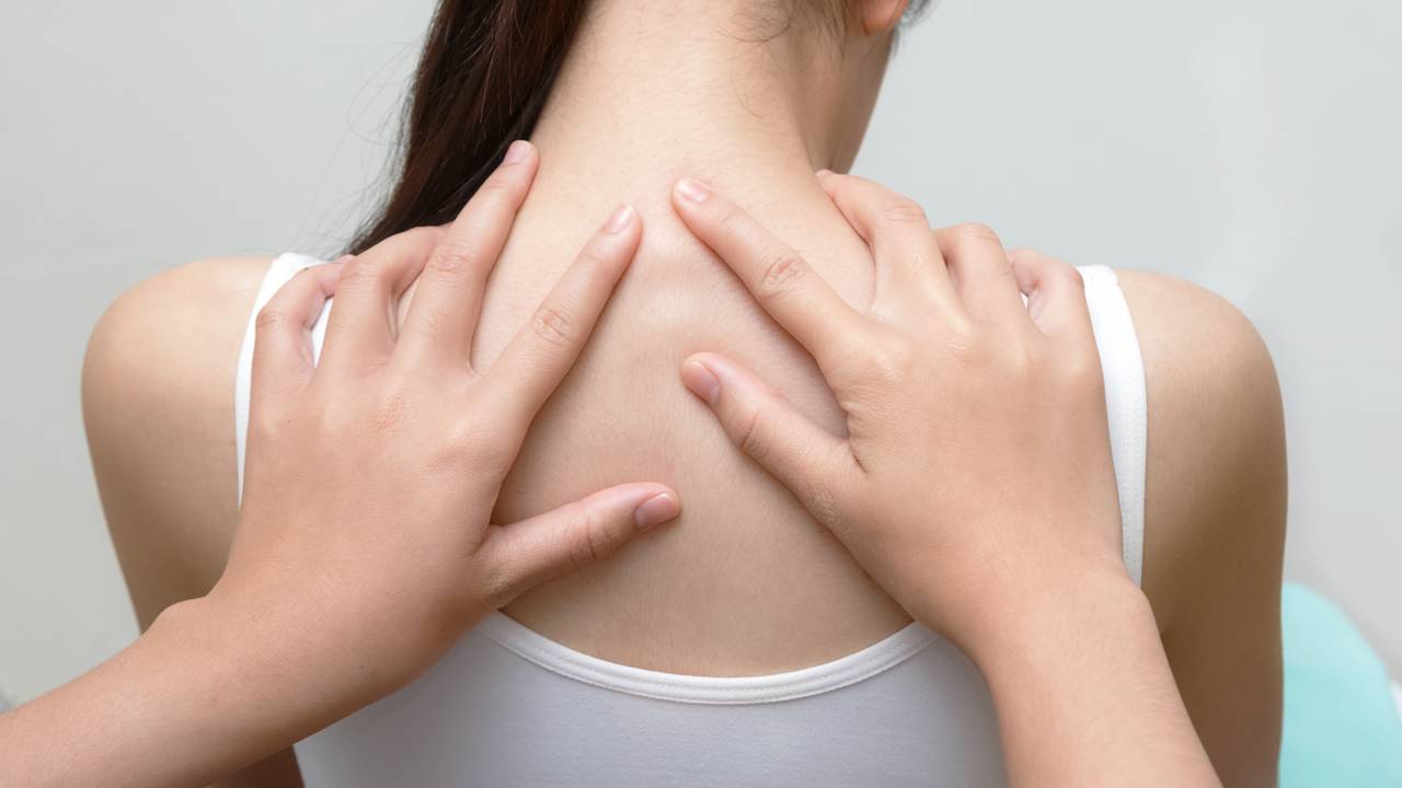 Mulher em sessão fisioterapêutica de RPG