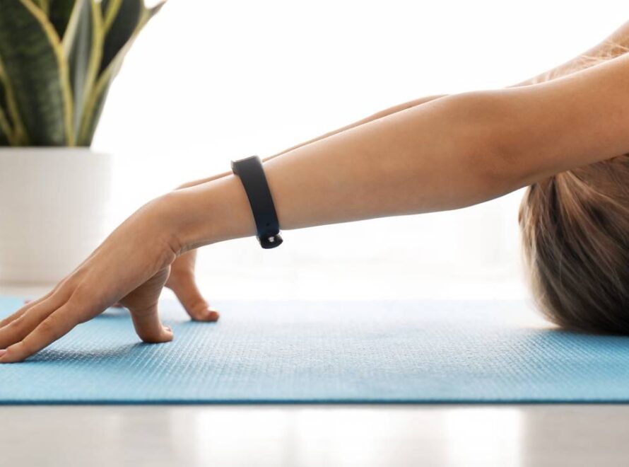 Mulher realizando alongamentos em casa