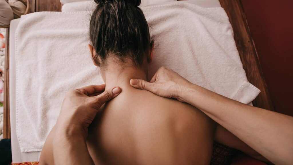 Mulher recebendo massagem no pescoço