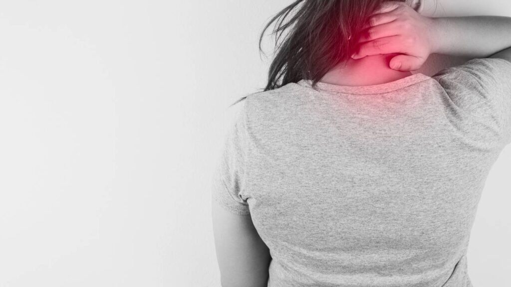 Mulher sentindo tensão na nuca