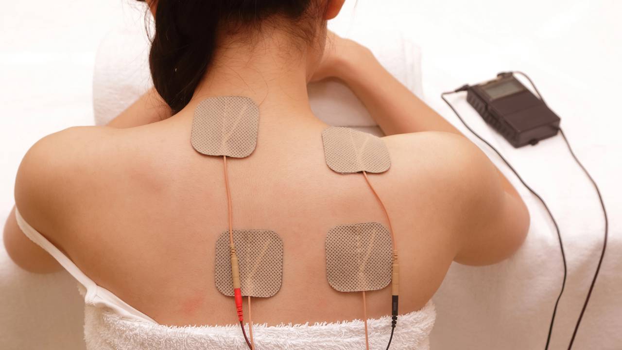 Paciente passando por terapia eletroestimulante