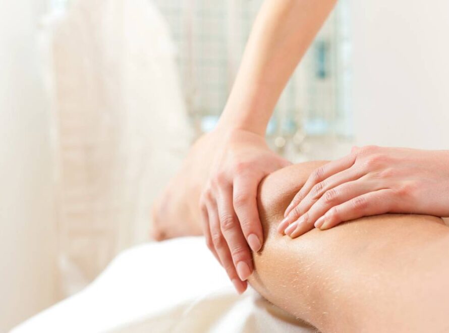 Paciente recebendo sessão de drenagem linfática em clínica de fisioterapia