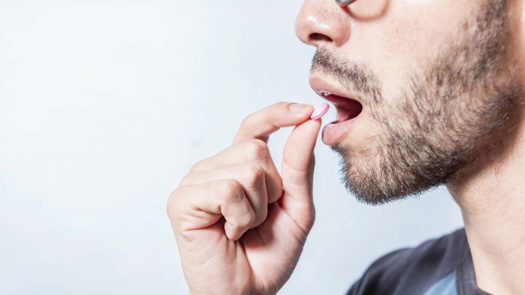 Pessoa se automedicando