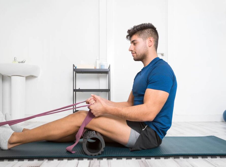 Homem praticando pilates terapêutico