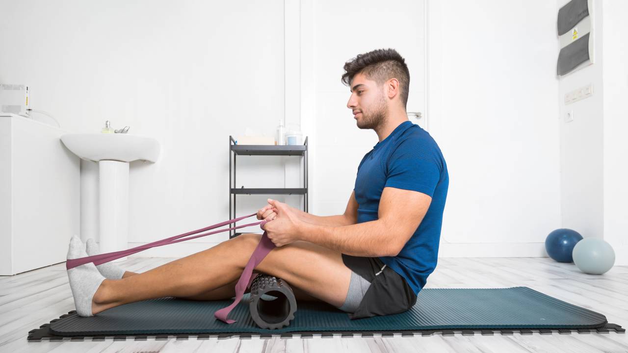 Homem praticando pilates terapêutico