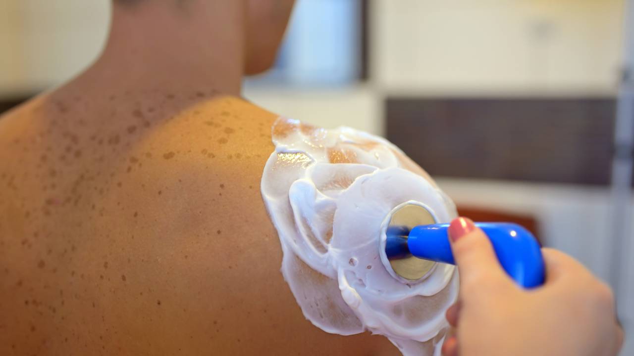 Sessão de tecarterapia em paciente