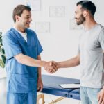 Paciente satisfeito após consulta com fisioterapeuta