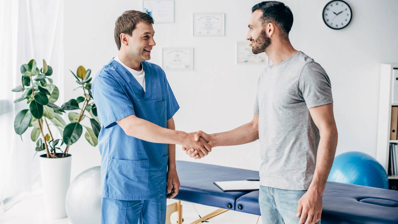 Paciente satisfeito após consulta com fisioterapeuta