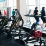 Pessoas na academia usando esteira para correr