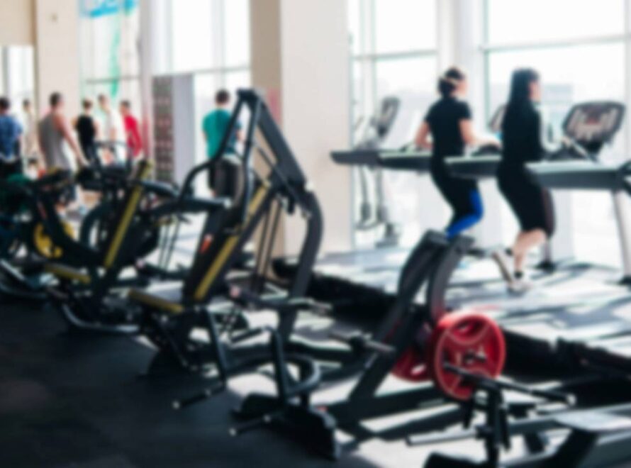 Pessoas na academia usando esteira para correr