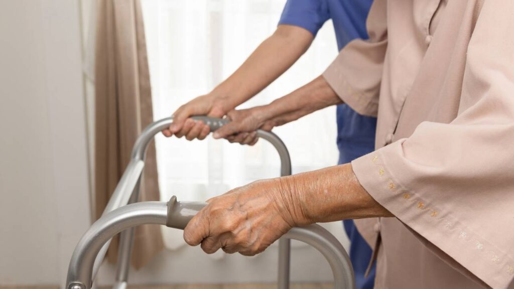 Paciente idosa acompanhada por profissional geriatra 