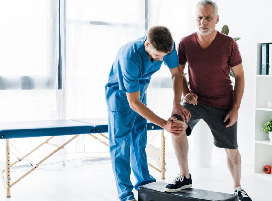 Avaliação médica de fisioterapeuta em treino de força