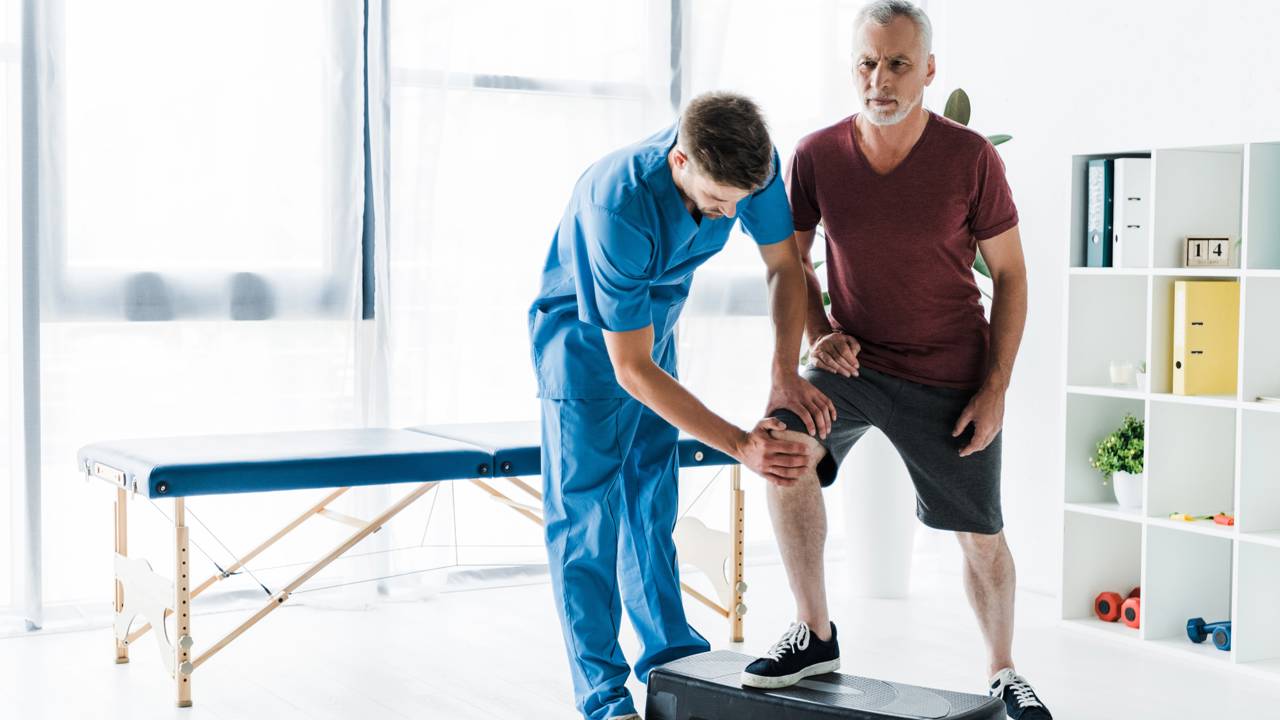 Avaliação médica de fisioterapeuta em treino de força