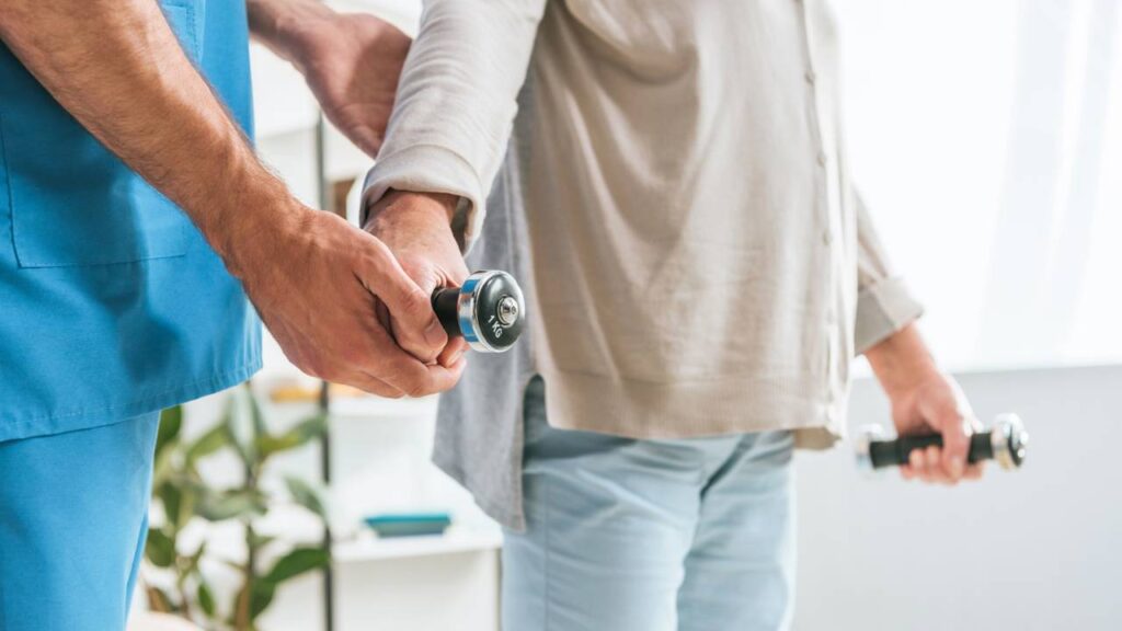 Idosa fazendo acompanhamento em clínica de fisioterapia