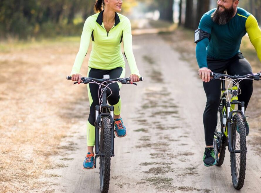 Casal pedalando juntos