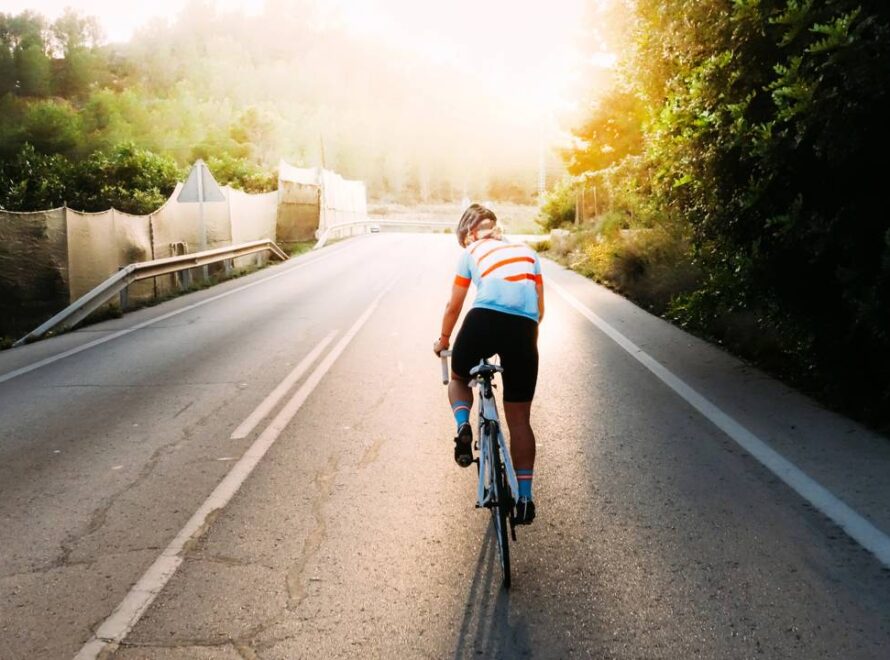 Ciclista pedalando sozinho na via