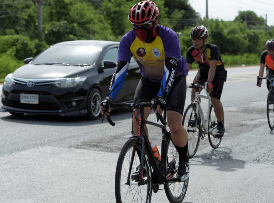 Ciclistas em via pública com carros