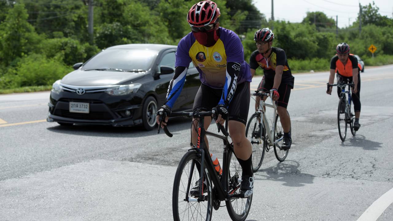 Ciclistas em via pública com carros