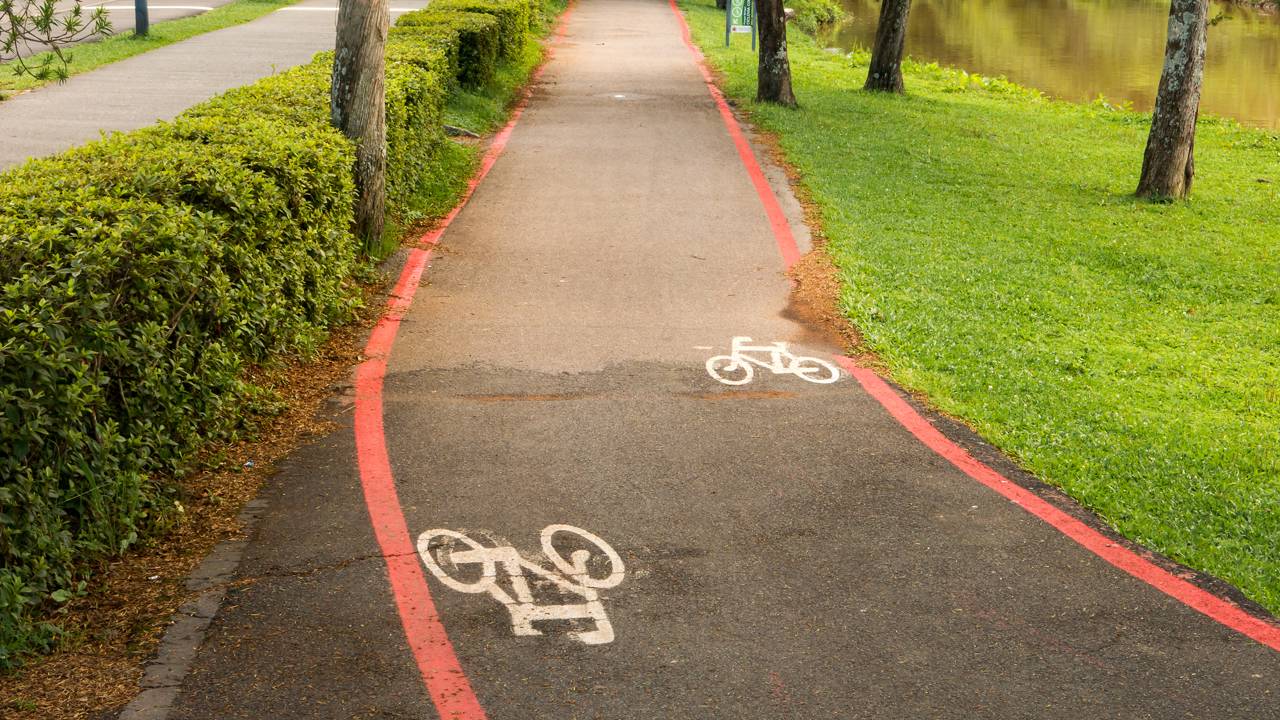 Ciclovia em parque Barigui em Curitiba-PR