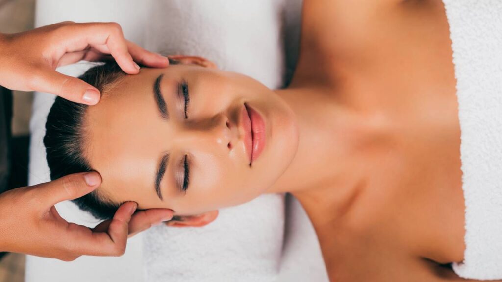 Cliente em clínica recebendo sessão de massoterapia