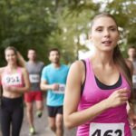 Grupo de maratonistas em meio a prova