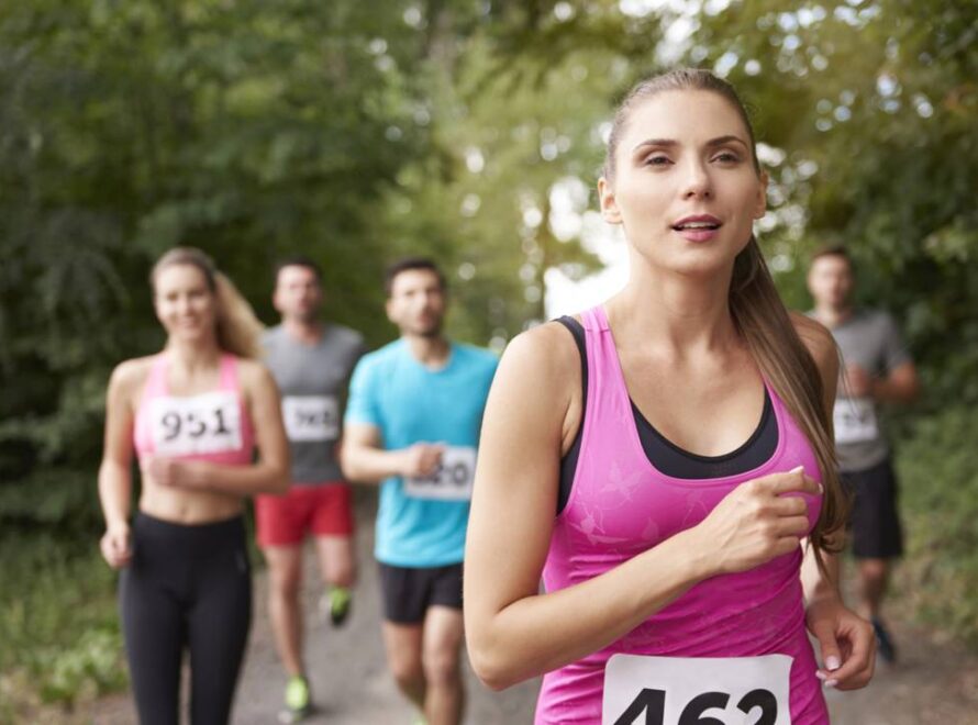 Grupo de maratonistas em meio a prova