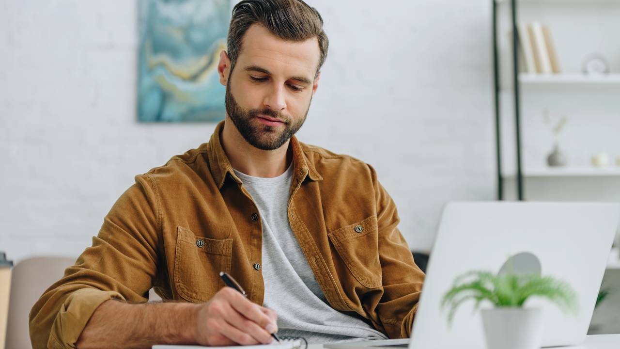 Homem com expressão facial tranquila enquanto realiza sua rotina