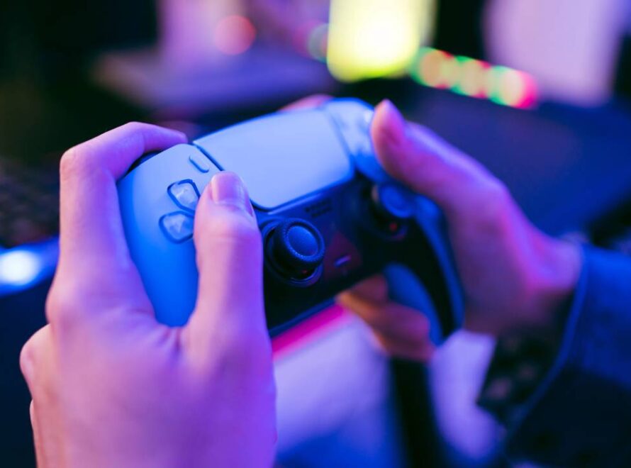 Homem jogando videogame com controle sem fio