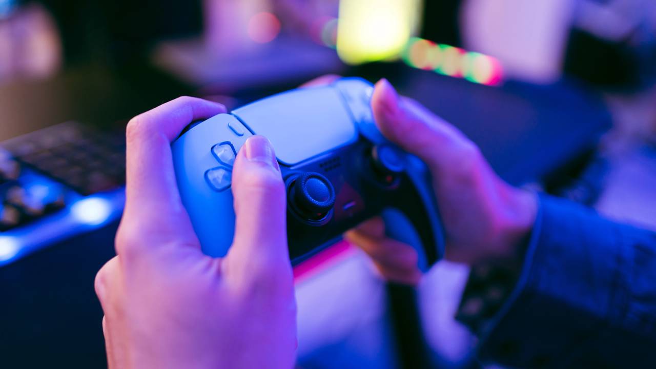 Homem jogando videogame com controle sem fio