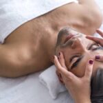 Homem recebendo massagem na região da cabeça